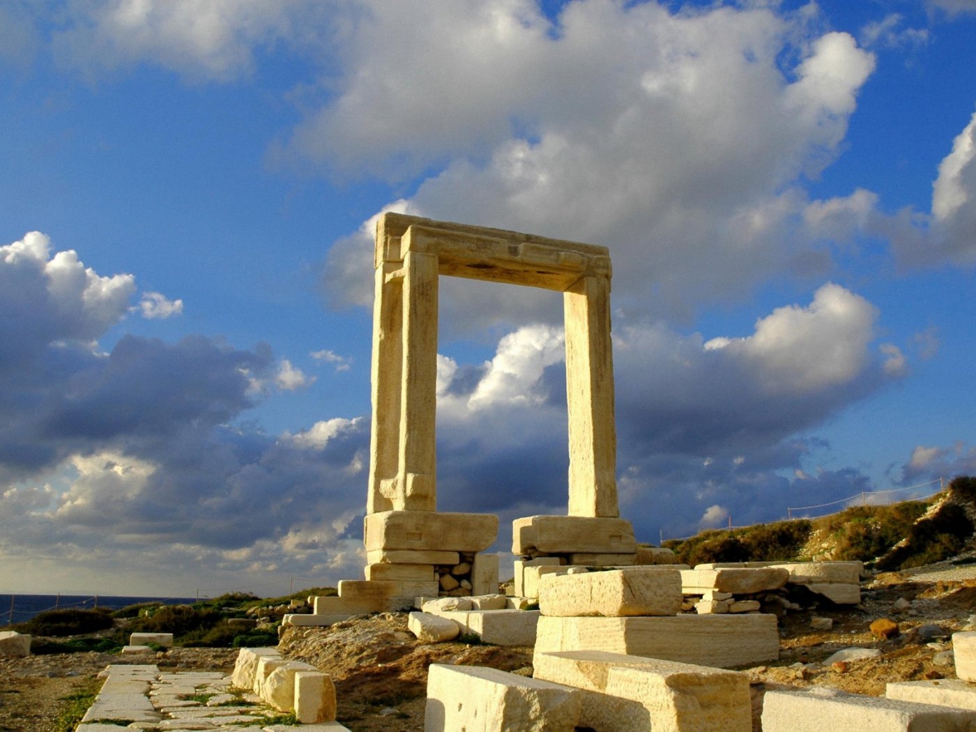 Il cancello Portara domina il porto della città di Naxos.